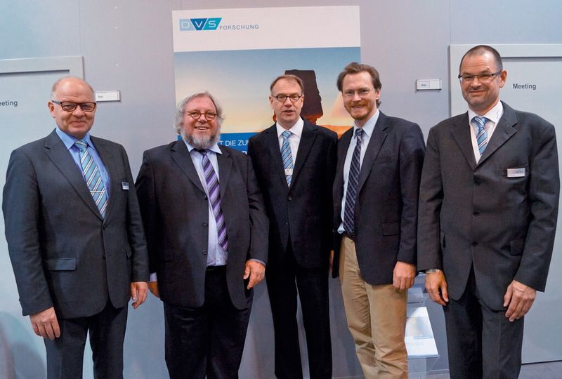 Freuen sich auf die Zusammenarbeit (von links): Berthold Kösters (Hauptgeschäftsführer DVS), Volker Hüller (Geschäftsführer BFS), Dr. Klaus Middeldorf (Geschäftsführer GSI), Dr. Bernhard Hauke (Geschäftsführer BFS) und Jörg Mährlein (Leiter der Niederlassung SLV Duisburg der GSI). (Bild: DVS)