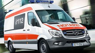 Ein „EVAM“ genanntes System kann mittels RDS die Wiedergabe in anderen Autoradios unterbrechen und vor herannahenden Rettungswagen warnen. (Daimler)