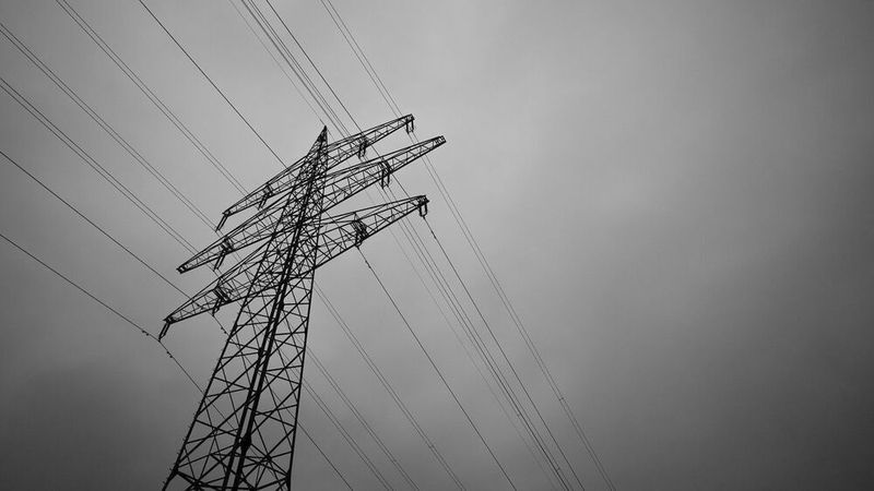 Der ZDK fordert eine Senkung der Stromsteuer auf das europäische Mindestmaß von 0,05 Cent pro Kilowattstunde. (Bild:  STROMMAST /bjoern5jahre / CC BY 2.0)