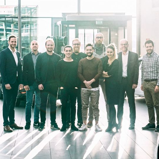 Das Autohaus Spindler in Würzburg hat zusammen mit dem lokalen Start-up-Unternehmen Faaren einen Fahrzeug-Aboservice gestartet. Im Bild: das Team von Faaren und das Digitalteam der mainfränkischen Gruppe.(Bild:  Spindler)