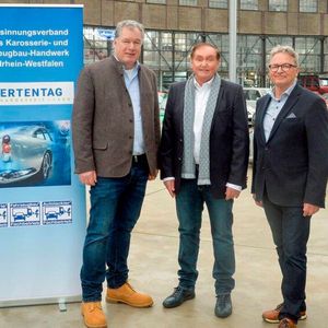 Sie hatten nach Düsseldorf eingeladen (v. l.): Klaus Steinforth, Landesinnungsmeister, Detlev Thedens, ZKF-Vizepräsident, und Bernd Pawelzik, Geschäftsführer des Landesinnungsverbands des Karosserie- und Fahrzeugbau Handwerks NRW.(Bild:  Landesinnung NRW)