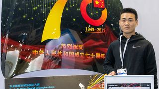 Sun Xiao Shuai konnte mit seiner Arbeit „The 70th anniversary of the founding of the People's Republic of China“ die Jury überzeugen. Er ist damit der dritte Finalist des Automechnika-Lackiererwettbewerbs. (Messe Frankfurt)