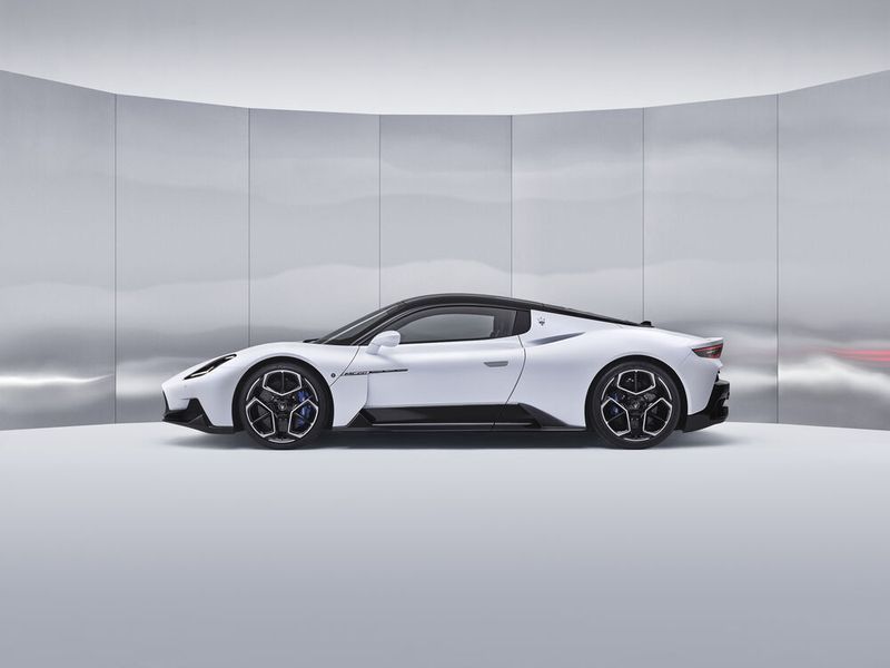 Die schräg ansteigende Frontscheibe geht direkt ins Dach über, das dann in der Mitte der Passagierkuppel schon wieder gen Heck abfällt. (Bild: Maserati)