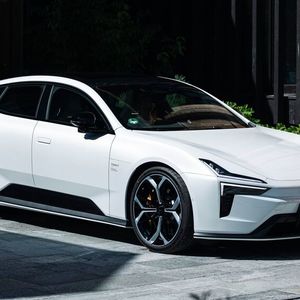 Für seine Oberklasse-Limousine hat Polestar erheblichen Aufwand betrieben: Der 5 steht auf einer eigens entwickelten Plattform, die Karosserie besteht aus verklebtem statt geschweißtem Aluminium – aufwendiger in der Fertigung, dafür präziser und laufruhig.(Bild:  Polestar)