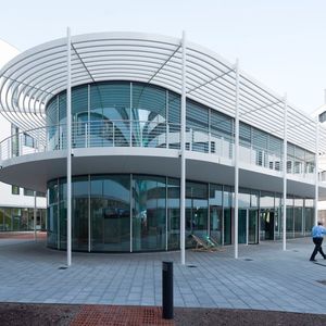 Der fünfstöckige Campus mit seiner markant geschwungenen, gläsernen Außenfassade wurde nach dem bereits an anderen Bosch-Standorten eingesetzten Konzept „Inspiring Working Conditions (IWC)“ eingerichtet. (Bild:  Bosch)