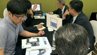 Insgesamt 14 namhafte Deutsche Werkzeugmaschinehersteller zeigten ihr Können am 3. Juli 2018 im Südkoreanischen Busan. 170 koreanische Kunden nahmen an diesem VDW-Symposium unter dem Titel „Innovationen in der Fertigungstechnik – Werkzeugmaschinen aus Deutschland“ teil, heißt es. Hier ein Schnappschuss vom Auftritt der Emag-Gruppe. (VDW)