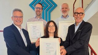 Dreichfach-Zertifizierung: Uwe Winkler (Geschäftsführer SPEA GmbH), Chris Hahn (Leitung Service SPEA GmbH), Doris Pfundstein (Leitung Administration, Finanzen, Personal SPEA GmbH), Norbert Kautzner (Leitung Applikation SPEA GmbH), Thomas Reulein (Visocert GmbH). (Bild: SPEA)