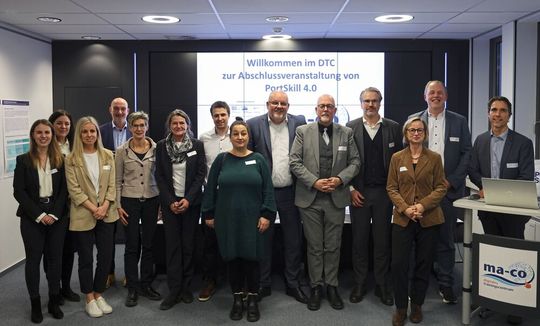 Die Protagonisten von „PortSkill 4.0“ haben sich zum erfolgreichen Abschluss des Projekts zum Gruppenfoto versammelt.(Bild:  ma-co)