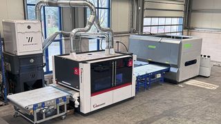 Die Teilerichtmaschine 85P.1600 von Kohler und die Entgratmaschine von Timesavers in einer Prozesslinie.
 (Bild: Kohler)