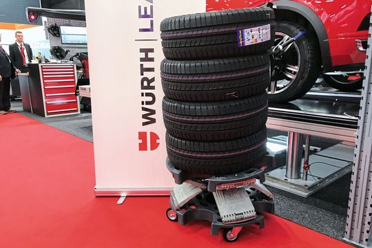 Würth Österreich präsentierte den brandneuen Easy-Lift-Reifentrolley. Er erleichtert das Handling von Kompletträdern beim Transport zwischen Fahrzeug und Reifenservicemaschinen. Würth Österreich präsentierte den brandneuen Easy-Lift-Reifentrolley. Er erleichtert das Handling von Kompletträdern beim Transport zwischen Fahrzeug und Reifenservicemaschinen.