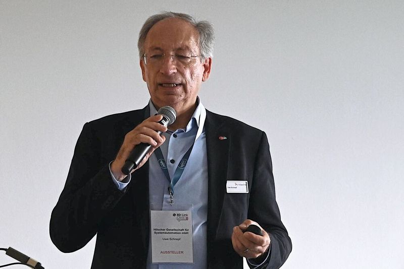 Uwe Schnepf von Hilscher zeigte, wie IO-Link Maschinen verfügbar macht. (Bild: Stefanie Michel)
