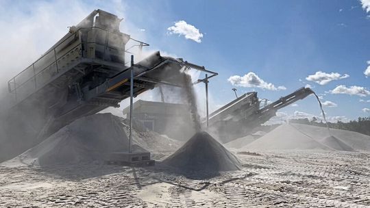 Bandabwurf an einem Brecher mit einem Wasservernebelungssystem(Bild:  Nebolex)