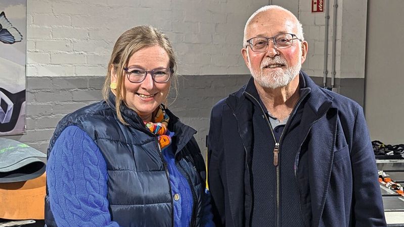 Die Vorstandsvorsitzende der GGG, Vera von Wolffersdorff, und der Geschäftsführer von Lüdemann & Sens, Jörn Lüdemann, in der Batte­riereparaturwerk­statt seines neuen Unternehmens Voltfix.(Bild:  Rosenow – VCG)