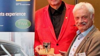 Eckhart Martels (re.) übergibt stellvertretend den goldenen Kolben an Jürgen Book. (BASF)