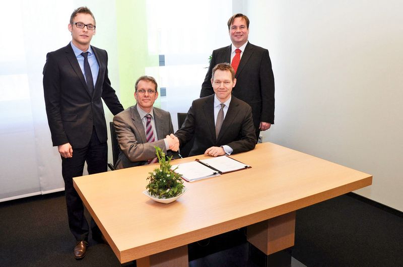 Der Handschlag von Robert Terörde (BASF, rechts) und Dr. Oliver Noll (ThyssenKrupp Uhde, links) besiegelt die Vertragsunterzeichnung. Hinter den Unterzeichnern stehen Dr. Ulrich Daiminger (BASF, rechts) und Stefan Becker (ThyssenKrupp Uhde, links). (Bild:ThyssenKrupp Uhde)