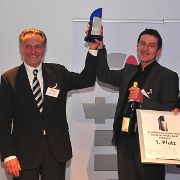 Große Freude beim Schulleiter der Hamburger Gewerbeschule, Rainer Petersen (links) und Thomas Bonmüller, seinem Stellvertreter, über Platz 1 bei dem neuen Wettbewerb „Beste Berufsschule 2009“. (Archiv: Vogel Business Media)