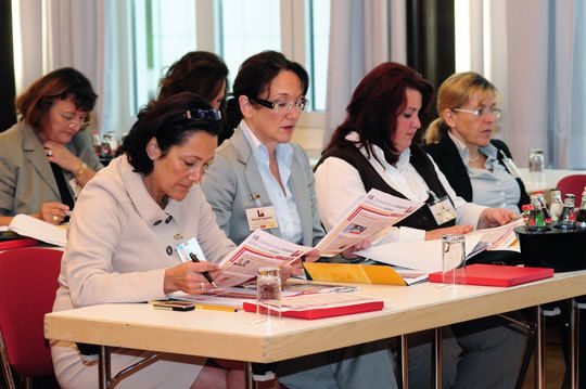 Katja Degenhart und Christina Degenhart, Sonja Mindermann und Monika Buhr (beide Autohaus Newel, Cochem) überlegen, für welchen Workshop sie sich entscheiden.  (Archiv: Vogel Business Media)