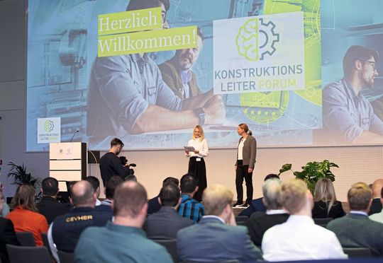 Begrüßung zum ersten Konstruktionsleiter-Forum der konstruktionspraxis am
21. September 2022: Chefredakteurin Ute Drescher (links) und Fachredakteurin
Monika Zwettler führen in das Programm ein. Begrüßung zum ersten Konstruktionsleiter-Forum der konstruktionspraxis am
21. September 2022: Chefredakteurin Ute Drescher (links) und Fachredakteurin
Monika Zwettler führen in das Programm ein.