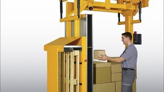 Ein neues EHB-Fahrzeug von Eisenmann unterstützt das Personal bei der papierlosen, schnelle Kommissionierung von Waren. (Bild: Eisenmann)