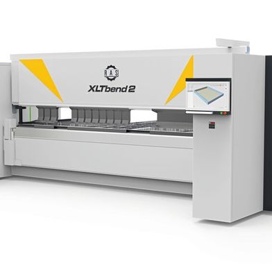 Die XLT bend 2 von RAS Reinhardt Maschinenbau war auf der Blechexpo 2025 als Schwenkbiegemaschine mit erweiterten Funktionen und energieeffizienter Antriebstechnik zu sehen. (Bild: RAS Reinhardt)