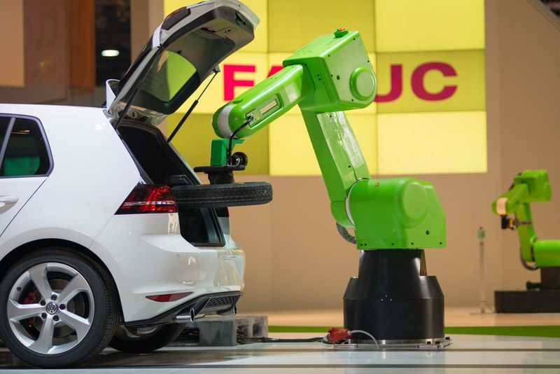 Applikation ohne Schutzzaun: Auf der Hannover-Messe platzierte der kollaborative Roboter von Fanuc den Reservereifen in den Kofferaum. (Bild: Fanuc)
