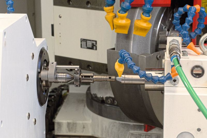 Der schwenkbare Schleifspindelstock mit zwei separaten Schleifspindeln zum gerade und schräg Einstechen sorgt für kurze Nebenzeiten und eine weitgehende Komplettbearbeitung der Motor- und Getriebewellen.  (Bild: Studer)