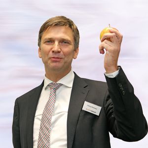 Mit dem Apfel begann die Geschichte der Nahrungs- und Getränkeindustrie, so Georg Stawowy, Vorstand der Lapp Holding AG.