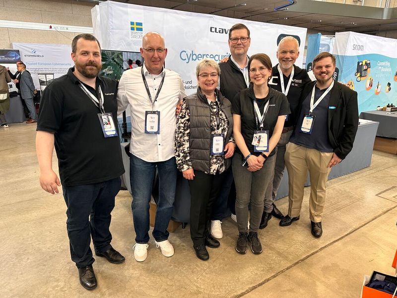 Alles „Clavister oder was“ – (v. l.) Dominik Kupschke (Clavister) mit Yogi Schneider & Anja Gondolf (21unity), Senta Helali, Markus Lohse & Karsten Knecht (Clavister) und Pierre Kiefl (Allnet). (Bild: Vogel IT-Medien GmbH)