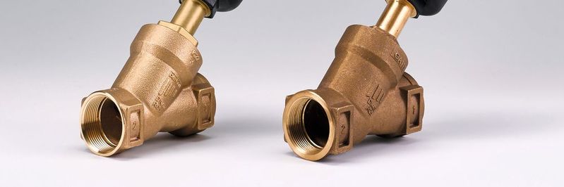 Das Plagiat des Schrägsitzventils „Typ 2000“ erhält den ersten Preis des Plagiarius. Das Original (links) stammt von Bürkert Werke, die Fälschung aus China. Sogar Bürkert-typische Designelemente wurden 1:1 übernommen.(Bild:  Aktion Plagiarius e.V.)