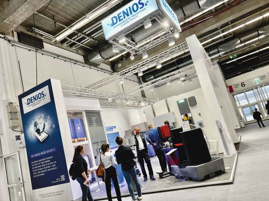 So sah es beim letzten Mal aus: Der Messestand der Denios SE im Sommer 2022 auf der Achema in Frankfurt am Main.(Bild:  Denios)