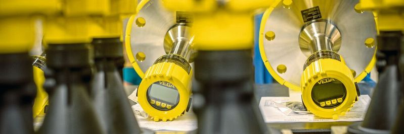Wie genau das fertige Messgerät aussieht, das entscheidet die Anwendung. Anhand der vorgegebenen Parameter und Prozessbedingungen wird der Radarsensor in der Vega-Fertigung massgeschneidert zusammengebaut. Wie genau das fertige Messgerät aussieht, das entscheidet die Anwendung. Anhand der vorgegebenen Parameter und Prozessbedingungen wird der Radarsensor in der Vega-Fertigung massgeschneidert zusammengebaut.