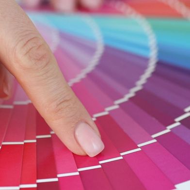 Die Farbneuheiten 2027 bringen deutliche Verschiebungen mit sich. Warme, emotionale Töne dominieren das Gesamtbild. (Bild: Lifocolor)