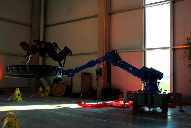 Nach der Pflicht kam die Kür: ein Yaskawa-Roboter in einer etwas anderen Anwendung. (Sonnenberg)