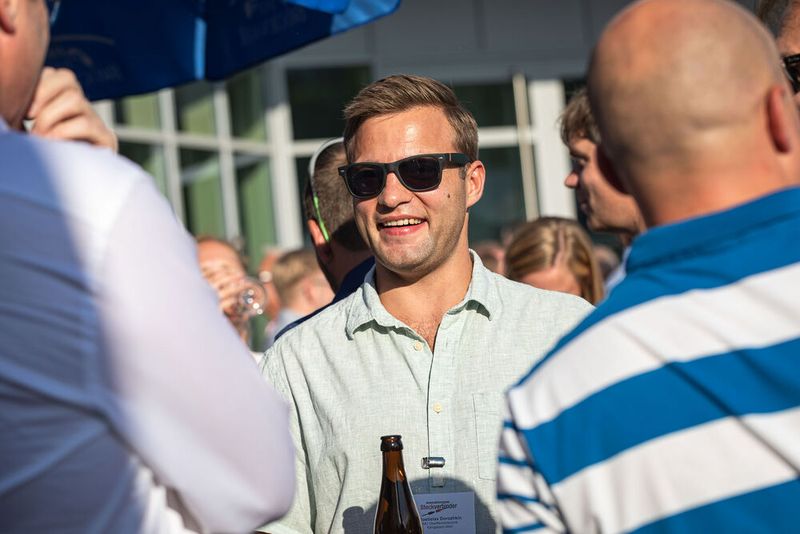 Steckverbinderkongress 2022: Das Get together am 4. Juli 2022 und die Abendveranstaltung am 5. Juli 2022 auf dem Vogel-Campus boten viele Gelegenheiten sich in entspannter Atmosphäre auszutauschen und zu netzwerken. Schon so manches Projekt nahm hier seinen Anfang. (Bild: Elektronikpraxis)