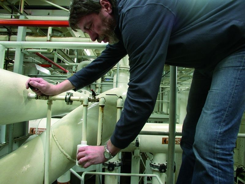 Probeentnahme eines Kühlschmierstoffs für die Bearbeitung von Aluminiumdruckgussteilen. Die Emulsion besteht aus Konzentrat und biologisch unbehandeltem Flusswasser, das nur mechanisch gefiltert wird. Bild: Henkel (Archiv: Vogel Business Media)