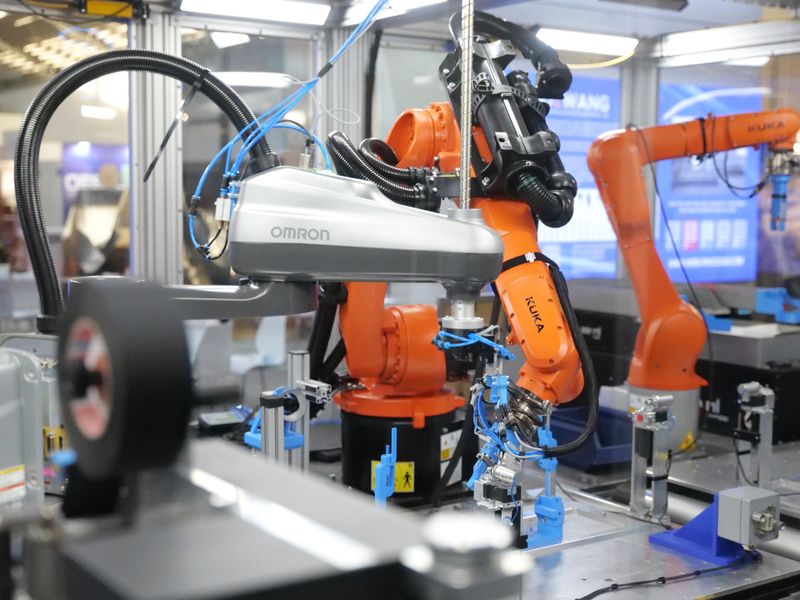 Die Kamera, die die Position des Steckers vermisst und die Bewegung des Roboters demnach anpasst, befindet sich rechts oben am Arm des Roboters. (Bild: Cellios)