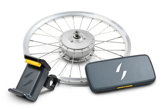 Das Umrüstkit enthält ein Vorderrad mit E-Motor sowie Akku und eine passende Lenkerhalterung.(Bild:  Swytch)