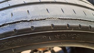 Erhöhter Verschleiß an den inneren Reifenschultern ist eine seit Jahrzehnten bekannte Problematik. Inzwischen scheint sie jedoch eine neue Qualität erreicht zu haben. (Bild: Michael Immler)