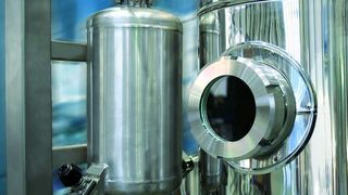 Mit dem Vapotest-Probekühler lassen sich Reinstdampfproben ergonomisch auf mittlerer Bedienhöhe entnehmen.  (Bild: Christ Water Technology Group)