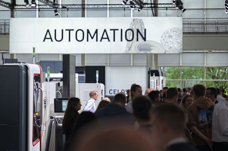 Auf der EMO Hannover 2025 erwartet Veranstalter VDW (Verein Deutscher Werkzeugmaschinenfabriken) ein breites Angebot an Automatisierungslösungen, das von einfachen Handlingsystemen bis zur autonomen Fabrik mit selbstfahrenden Systemen reicht. (Bild: VDW)