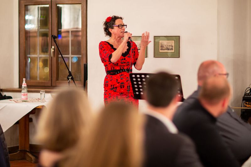 Bei den Förderprozessforen durfte auch der Austausch und natürlich die gemeinsame Entspannung am Abend nicht fehlen. Auf der Festung Marienberg konnten die Teilnehmerinnen und Teilnehmer zusammen essen und den informativen Kongresstag ausklingen lassen. (BKfotografik / PROCESS)