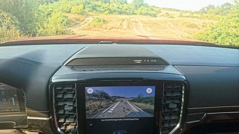 An steilen Rampen sieht man auf dem Zentraldisplay die Straße „vor“ der Motorhaube. (Bild: Sven Prawitz/Vogel Communications Group)