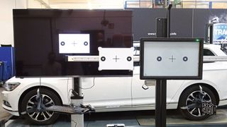 Bislang gab es zwei Methoden, bekannte Kalibriermotive darzustellen: sie auf Tafeln zu drucken (Mitte) oder sie mittels Bildschirm/Beamer darzustellen (li.). Bei seiner neuesten Entwicklung setzt Beissbarth dagegen auf die „E-Book-Reader“-Techologie, die das Beste aus beiden Welten vereint, ohne deren Nachteile. (Bild: Dominsky/»kfz-betrieb«)