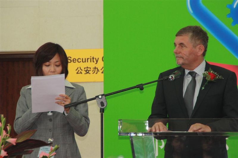 Der Vorsitzende der Dechema, Dr. Hans Jürgen Wernicke, ging auf die Notwendigkeit zu nachhaltiger Energie- und Rohstoffgewinnung ein und hob den Beitrag der Prozessindustrie in diesem Zusammenhang hervor. Er sei sehr froh, dass die chinesischen Partner denselben Fragestellungen Vorrang einräumten, die auch Deutschland und die westlichen Industrienationen bewegten. (Archiv: Vogel Business Media)