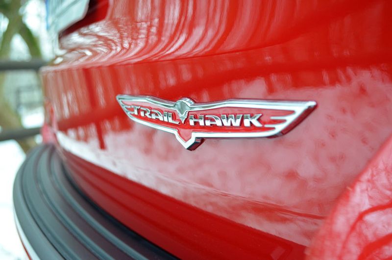 Außerdem findet sich das Trailhawk-Logo an verschiedenen Stellen am und im Fahrzeug wieder.  (Rehberg / »kfz-betrieb«)