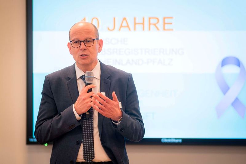 Auch Prof. Dr. Ralf Kiesslich, Vorstandsvorsitzender und Medizinischer Vorstand der Universitätsmedizin Mainz, hob den konkreten Nutzen klinischer Registerdaten hervor: „Patientinnen und Patienten stellen uns eine ganz zentrale Frage: Wie lange habe ich noch? Genau hier geben klinische Registerdaten Antworten. Sie helfen uns zu bewerten, ob neue Operationsverfahren oder moderne Chemotherapien tatsächlich einen messbaren Nutzen bringen.“ (Bild: © Institut für digitale Gesundheitsdaten RLP)