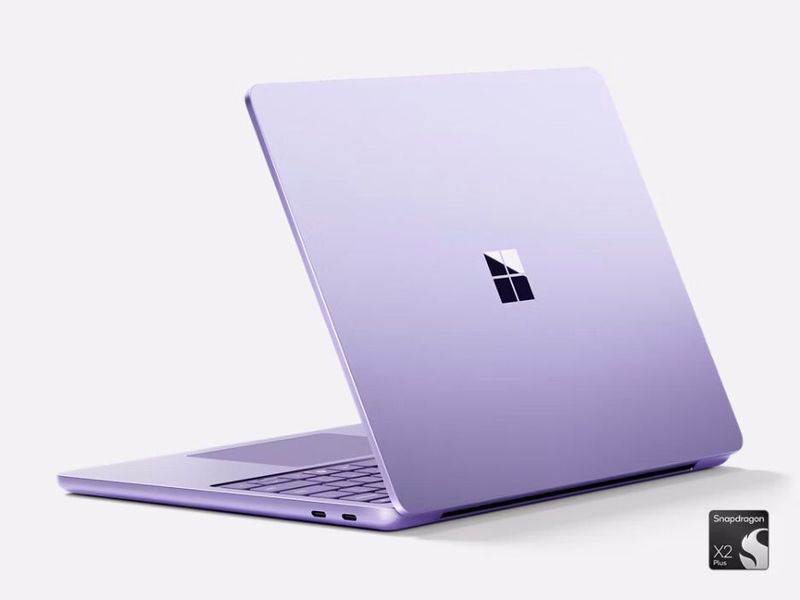 Das Surface Laptop 13 Zoll mit Snapdragon-X2-Plus-Prozessor ist mit 1,23 kg ebenfalls ein Leichtgewicht. Bei der Arbeit mit aktiver Internetnutzung soll der Akku trotzdem bis zu 18 Stunden durchhalten. (Bild: Microsoft)