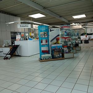 In der Serviceannahme können Kunden allerlei Zubehör und Fanartikel kaufen. (Bild:  Schreiner/»kfz-betrieb«)