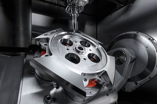 Ein weiteres Beispiel aus der Schwerzerspanung: die Bearbeitung eines Plattentellers, gefertigt auf einem Hermle-Bearbeitungszentrum der Baureihe High-Performance-Line.(Bild:  Hermle AG)