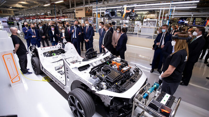 Volkswagen-Chef Herbert Diess (3. v.l.) beim Besuch im Seat-Werk im spanischen Martorell am 5. März.